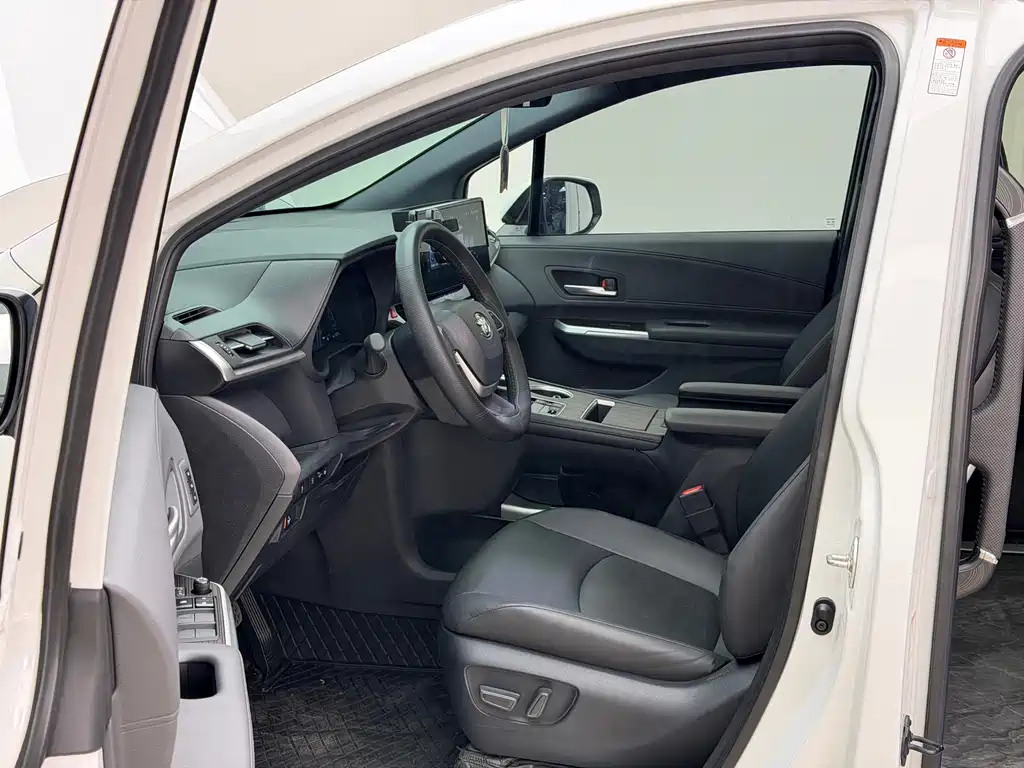 Toyota Granvia — фото 6