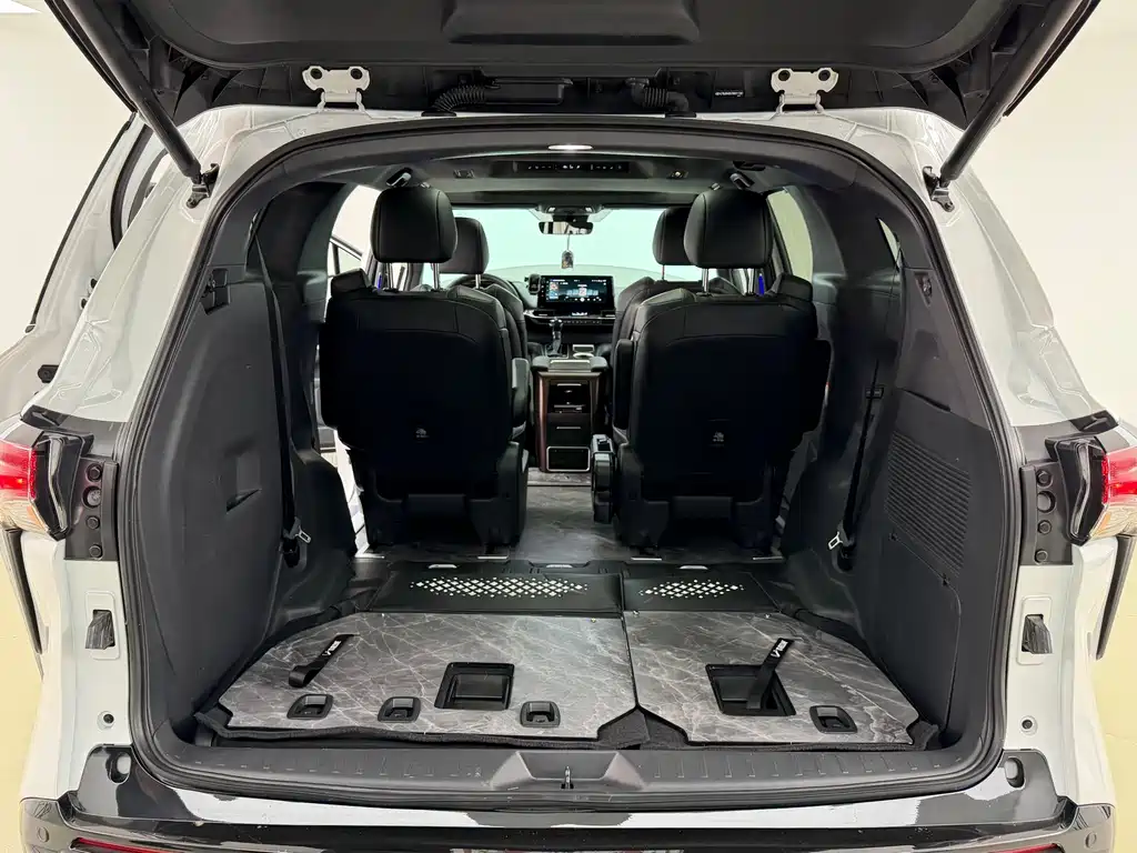 Toyota Granvia — фото 8