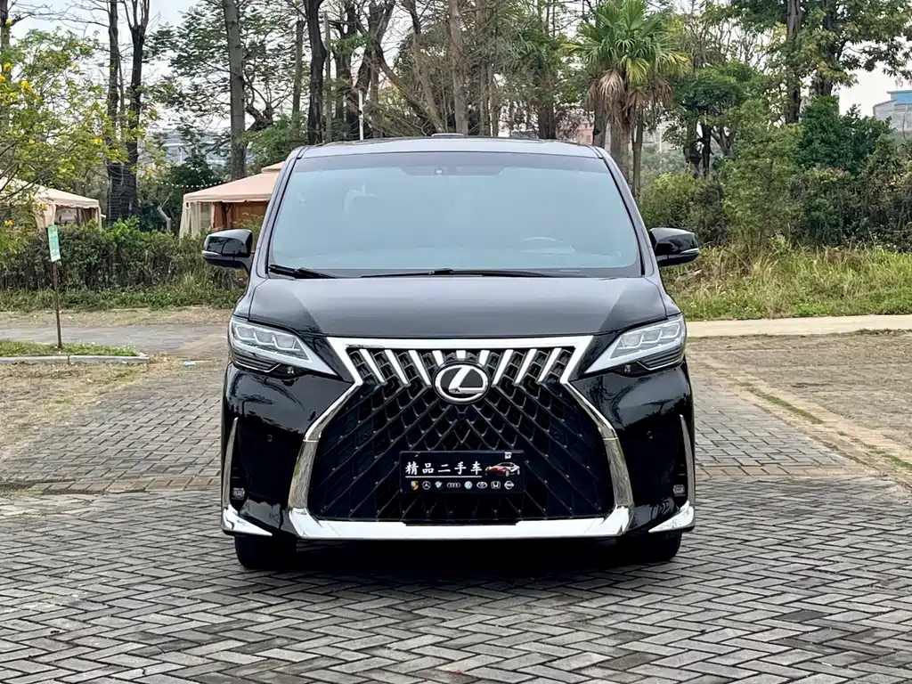 Toyota Alphard — фото 2