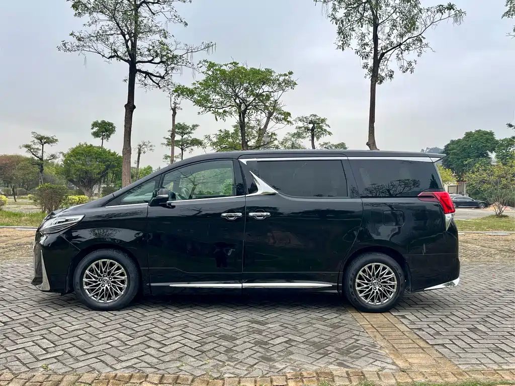 Toyota Alphard — фото 20