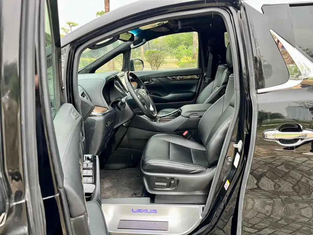 Toyota Alphard — фото 4