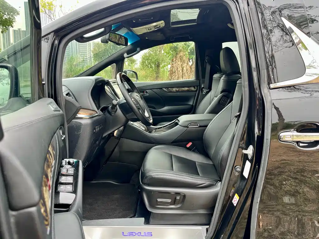 Toyota Alphard — фото 5