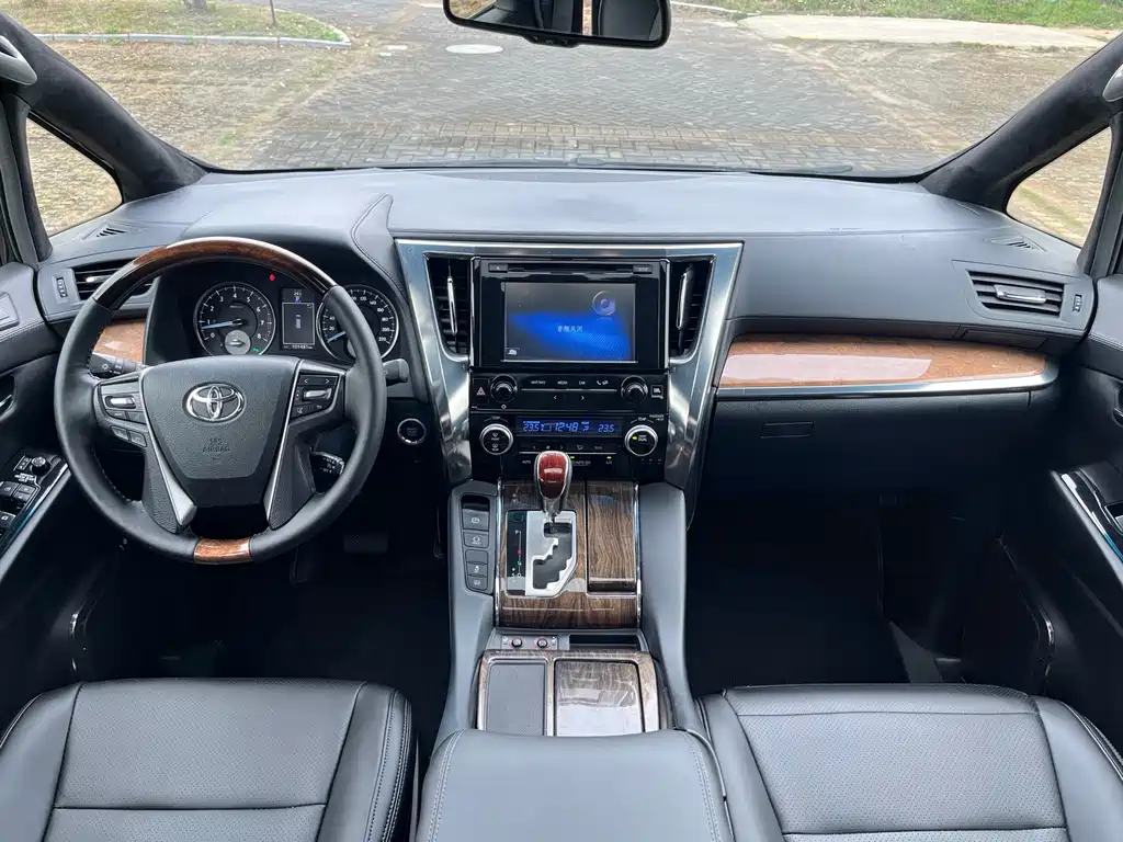 Toyota Alphard — фото 7