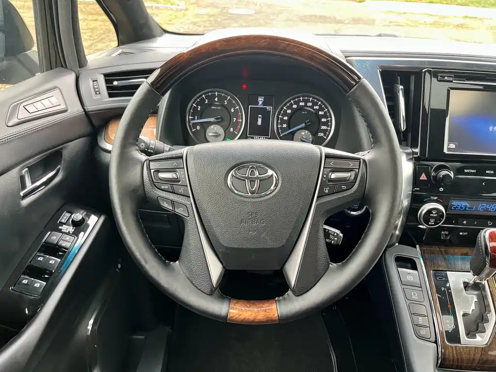 Toyota Alphard — фото 8