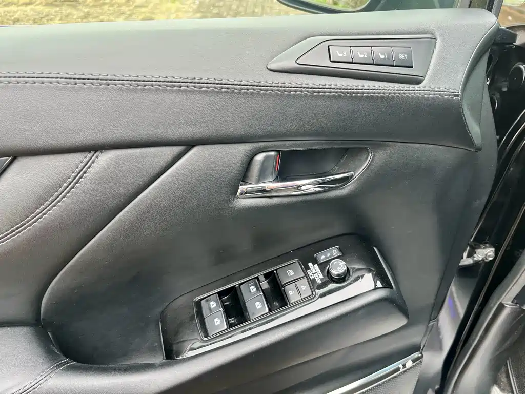 Toyota Alphard — фото 9