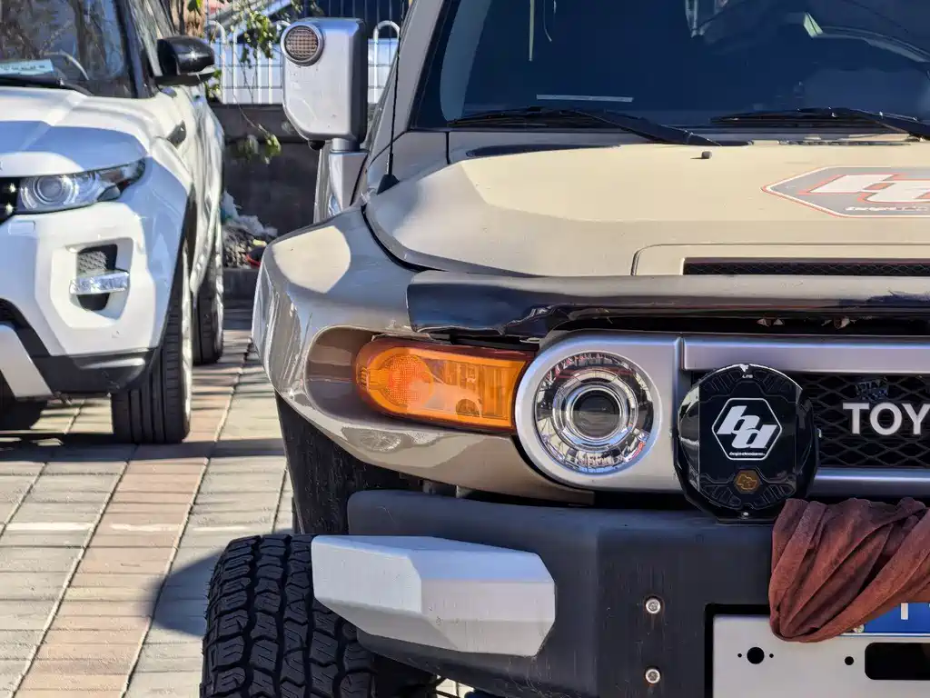 Toyota FJ Cruiser — фото 5