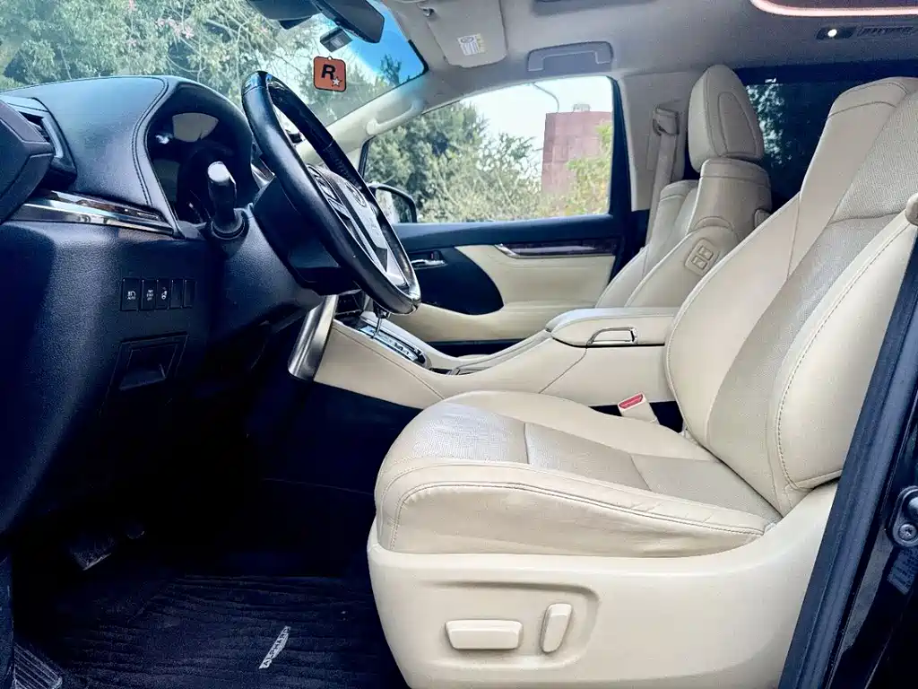 Toyota Alphard — фото 4