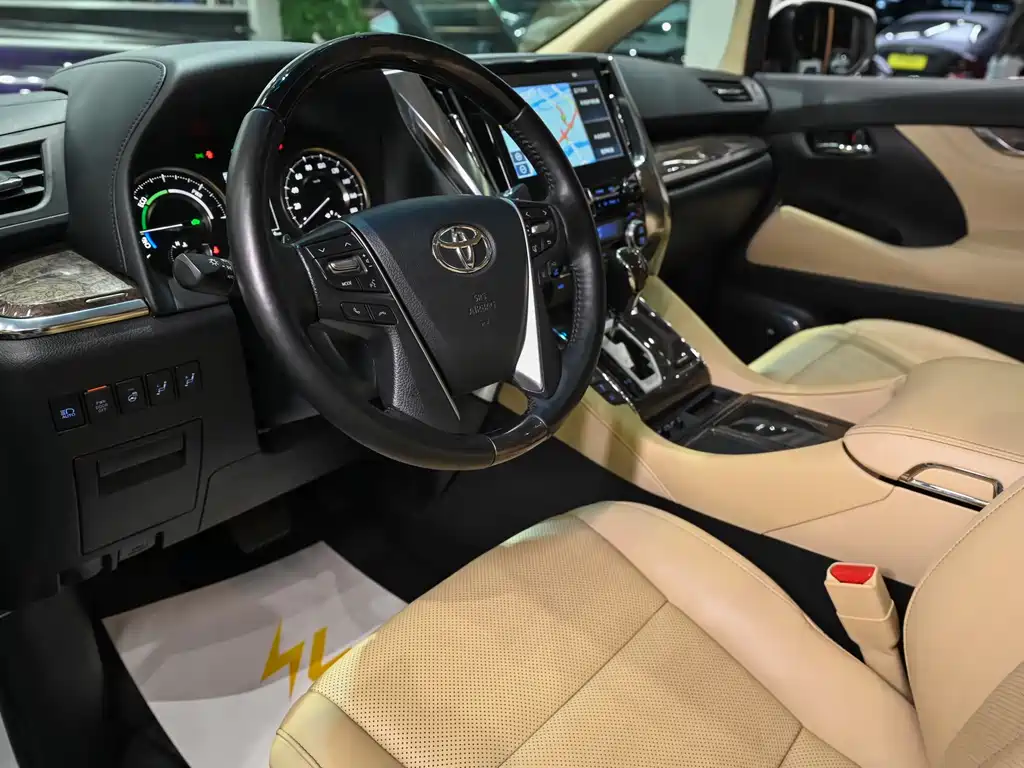Toyota Alphard — фото 11