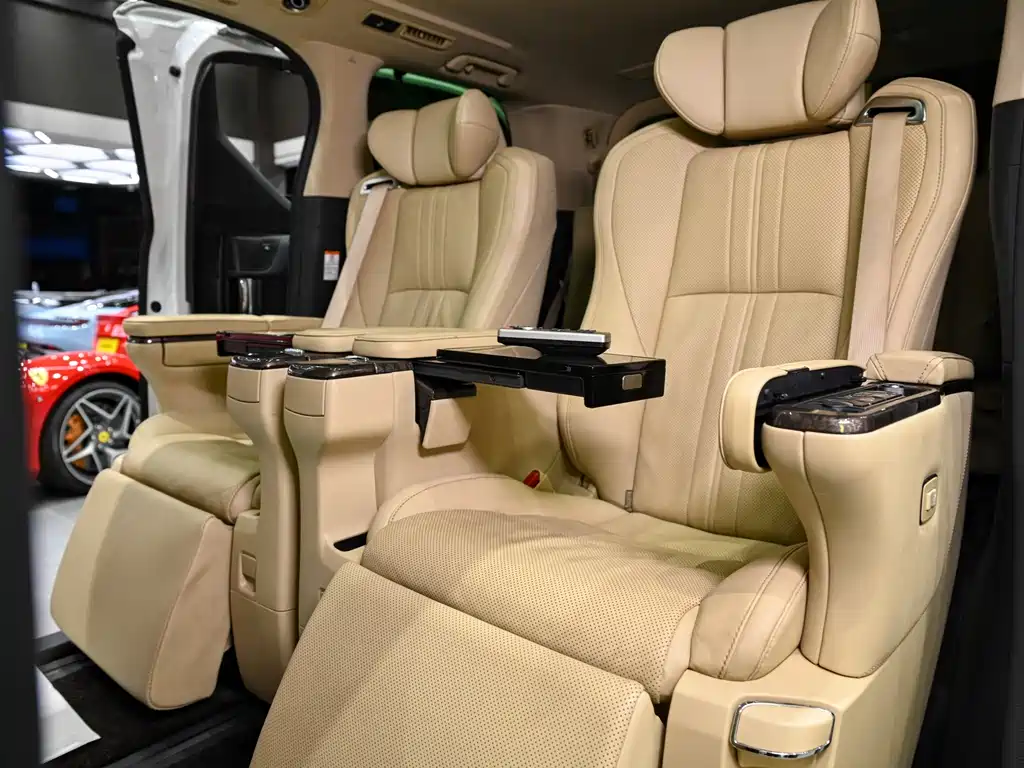 Toyota Alphard — фото 18