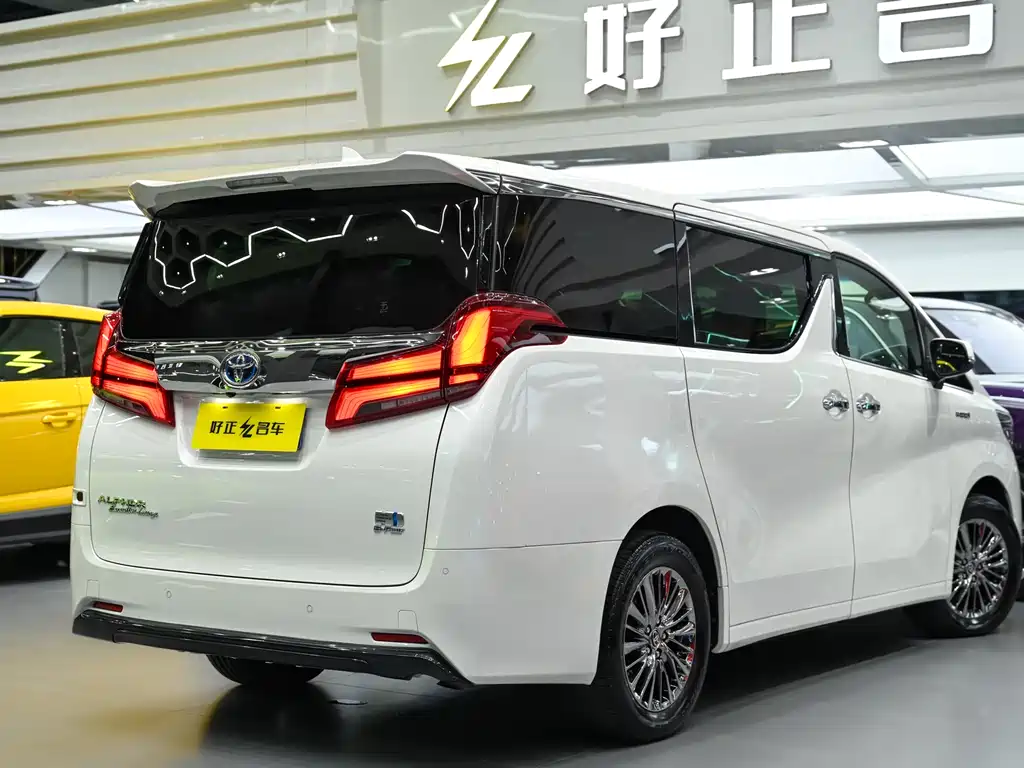 Toyota Alphard — фото 8