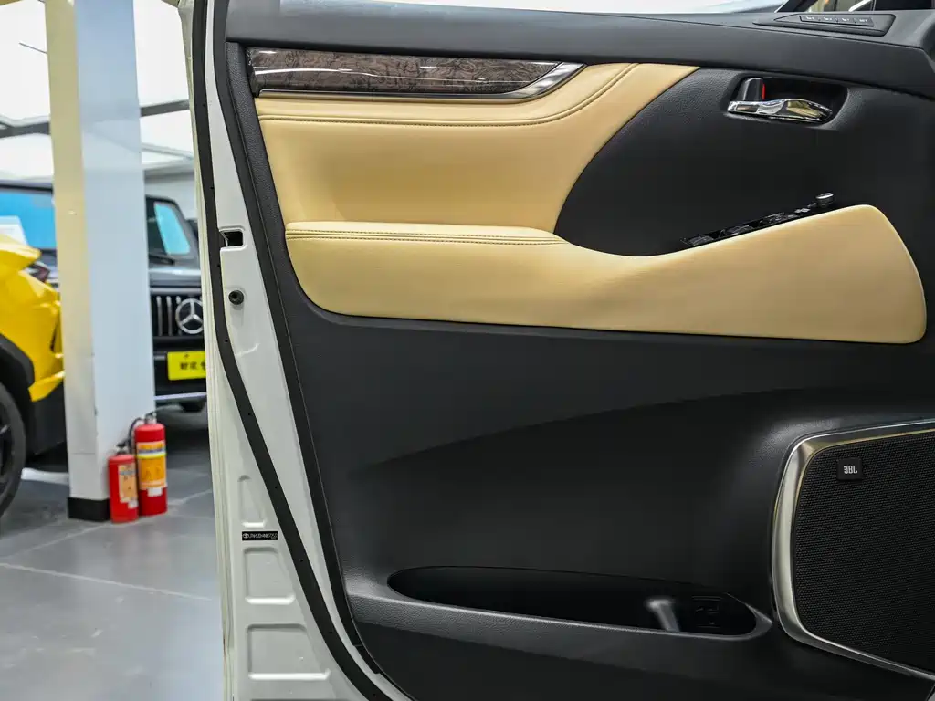 Toyota Alphard — фото 9