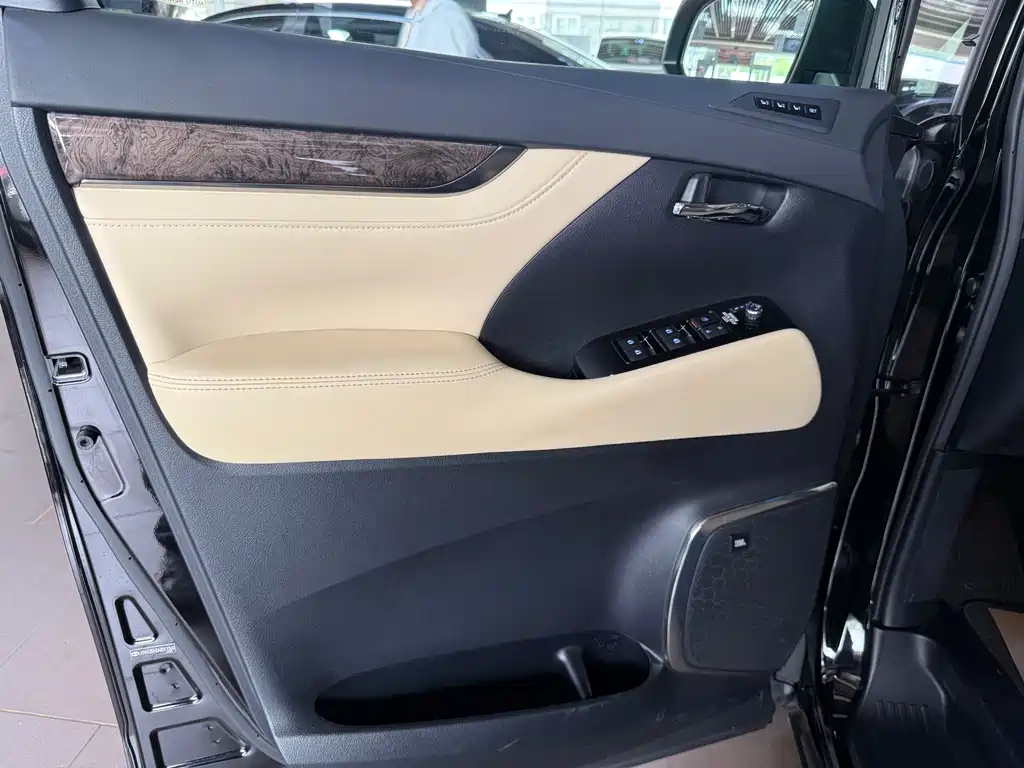 Toyota Vellfire — фото 5