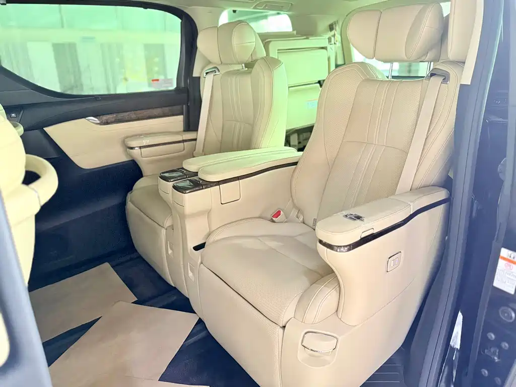 Toyota Vellfire — фото 7