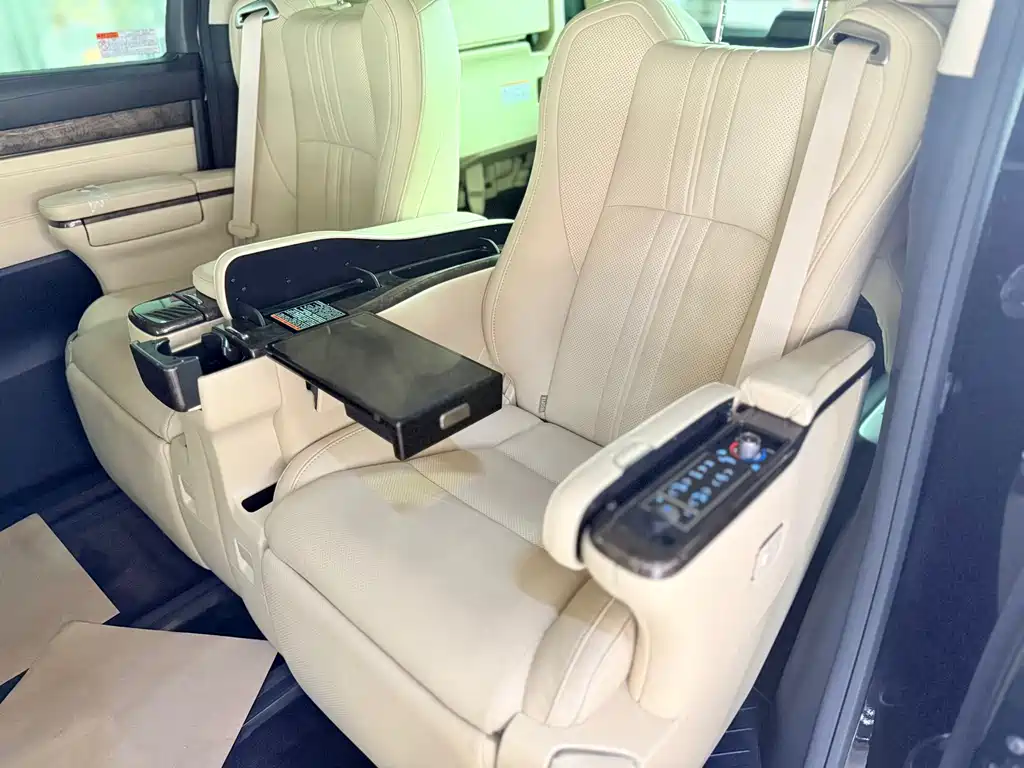 Toyota Vellfire — фото 10