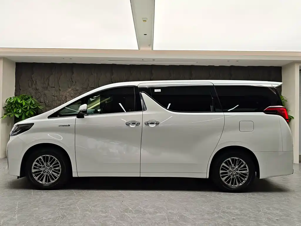 Toyota Alphard — фото 3