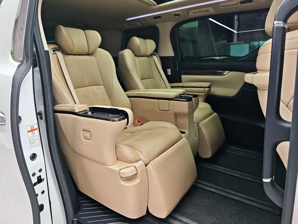 Toyota Alphard — фото 8