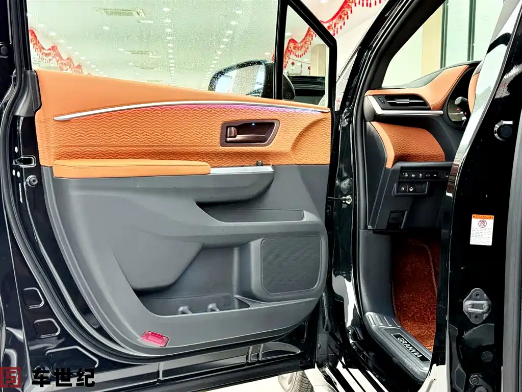 Toyota Granvia — фото 3