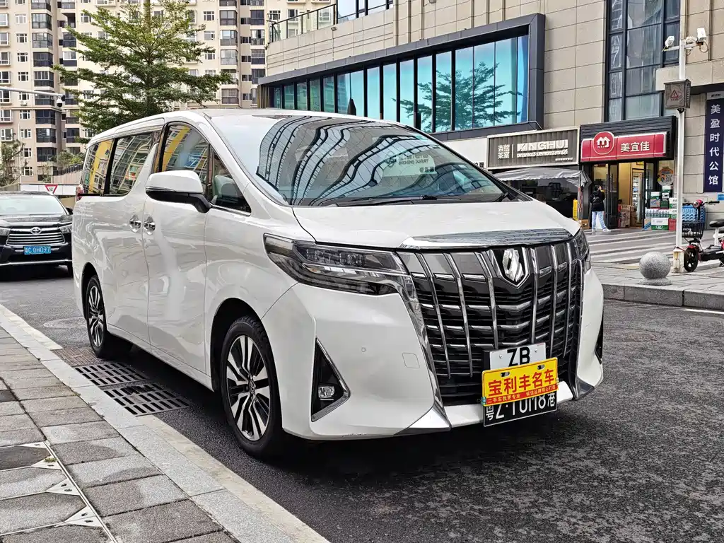 Toyota Alphard — фото 2