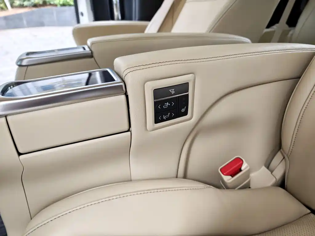 Toyota Alphard — фото 13
