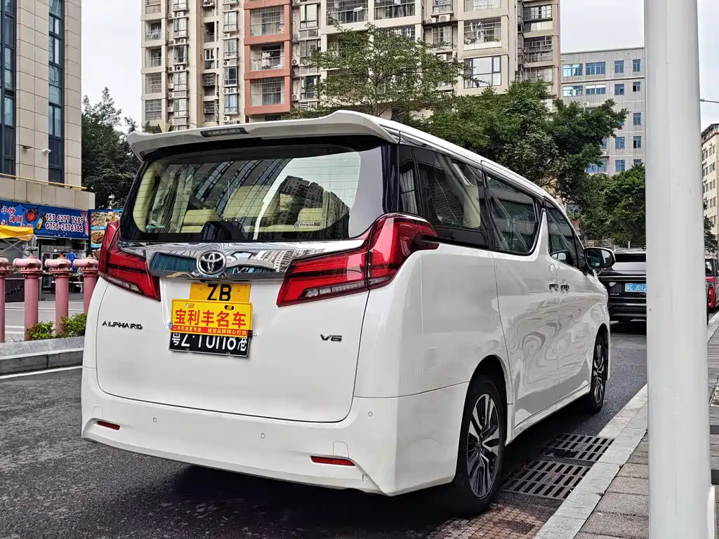 Toyota Alphard — фото 4