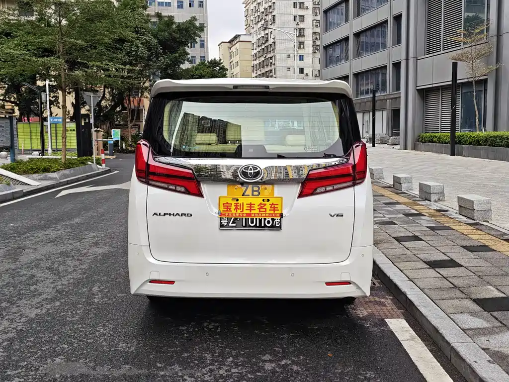 Toyota Alphard — фото 5