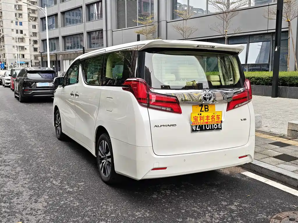Toyota Alphard — фото 6