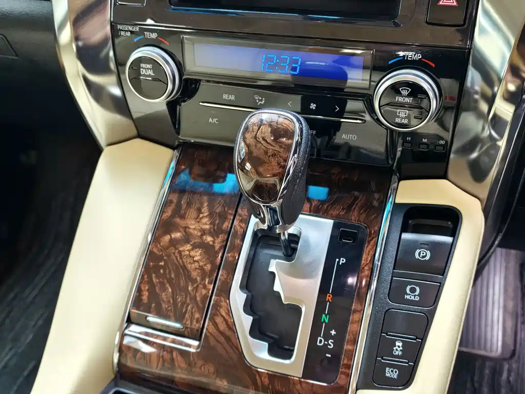 Toyota Alphard — фото 7