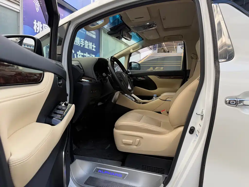 Toyota Alphard — фото 3