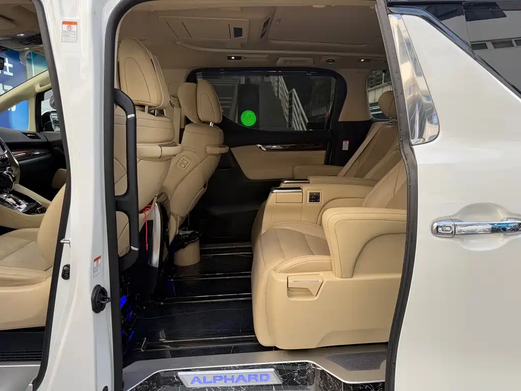 Toyota Alphard — фото 4