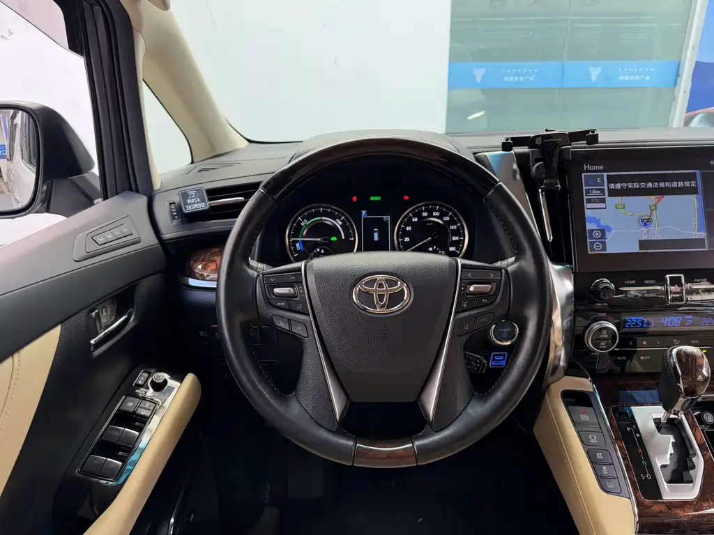 Toyota Alphard — фото 34