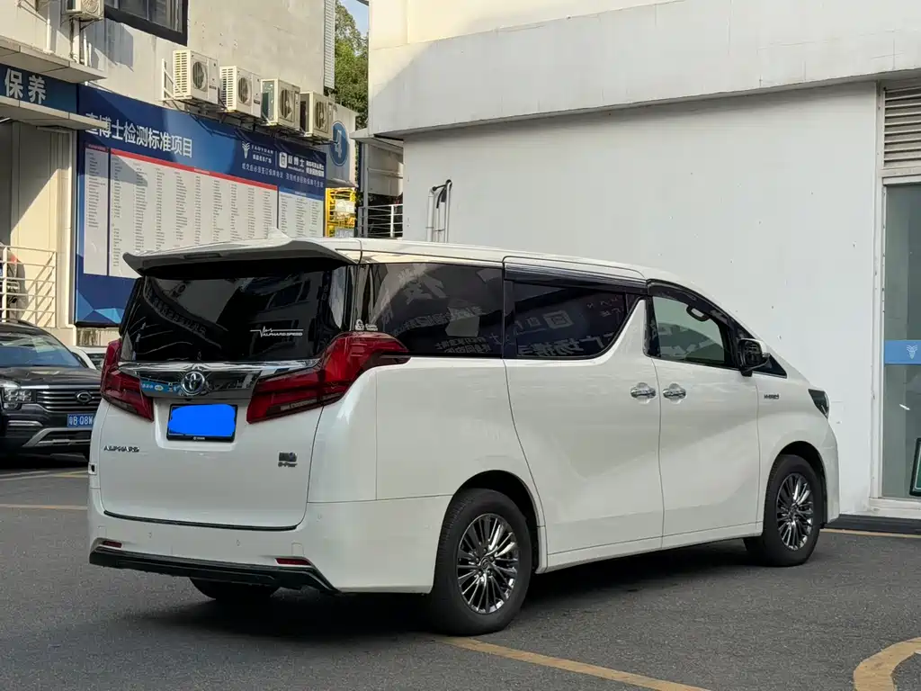 Toyota Alphard — фото 8