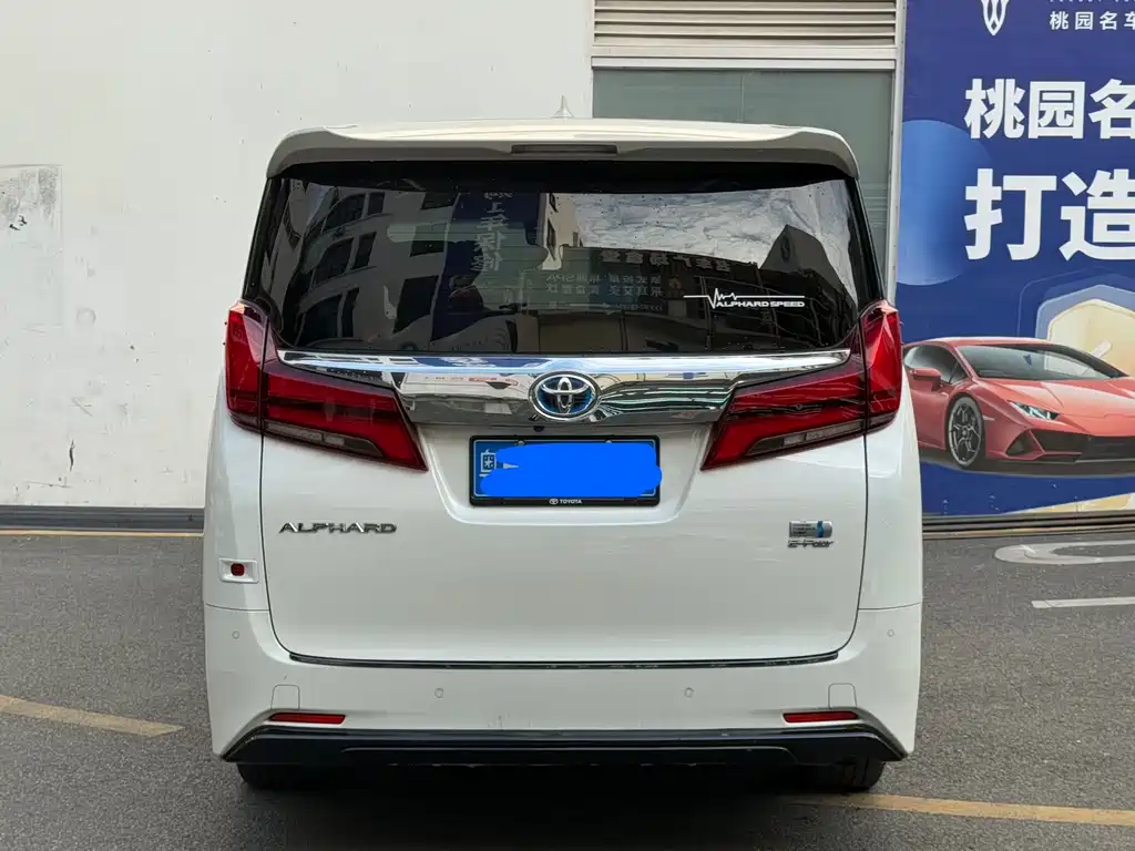 Toyota Alphard — фото 9
