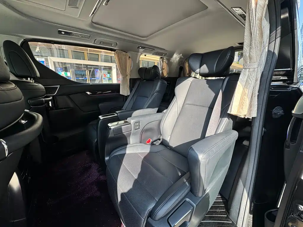 Toyota Vellfire — фото 4