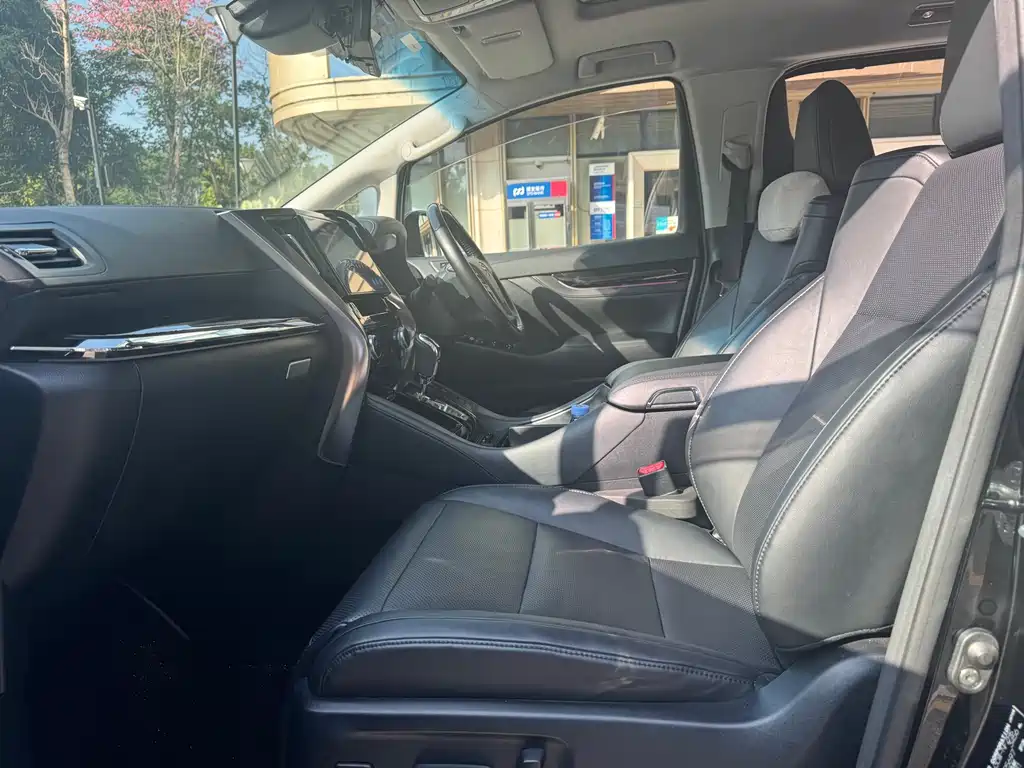 Toyota Vellfire — фото 8