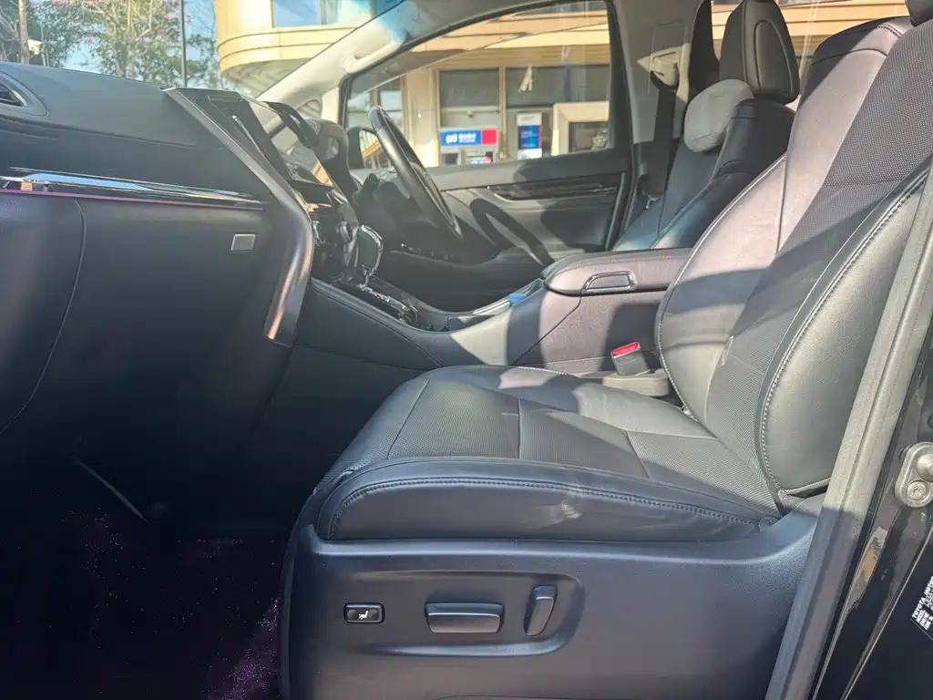 Toyota Vellfire — фото 10