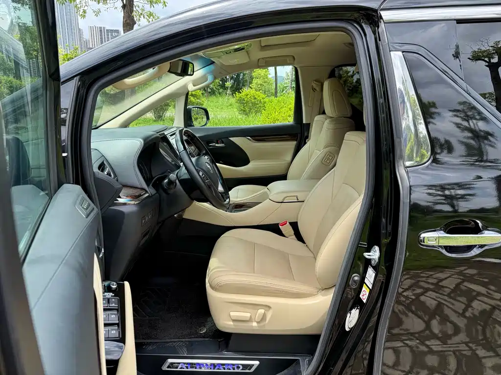 Toyota Alphard — фото 4