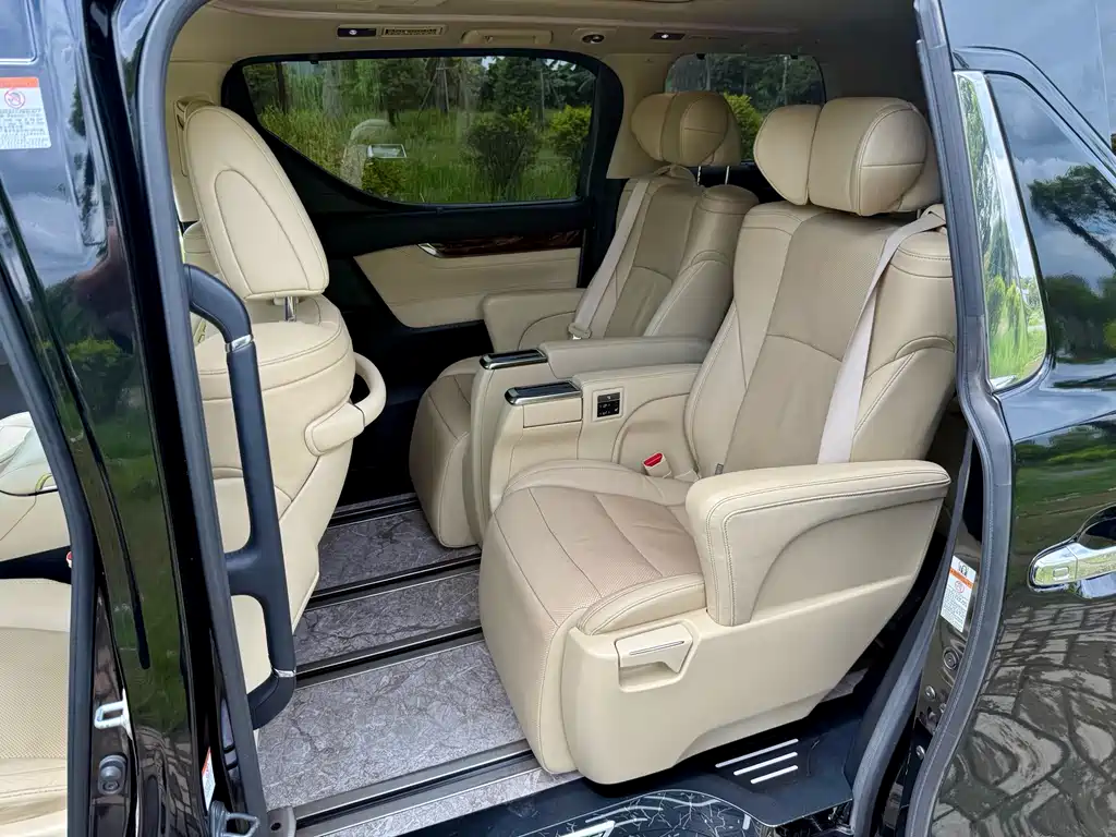 Toyota Alphard — фото 5