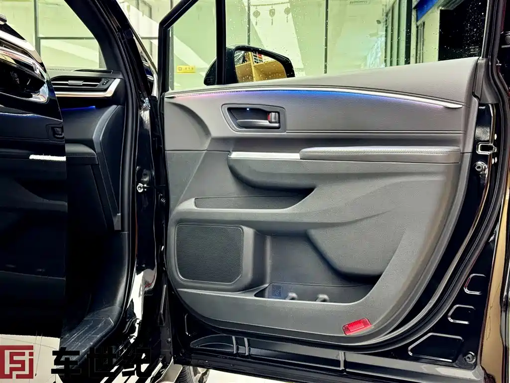 Toyota Granvia — фото 3