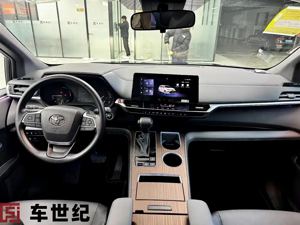 Toyota Granvia — фото 4