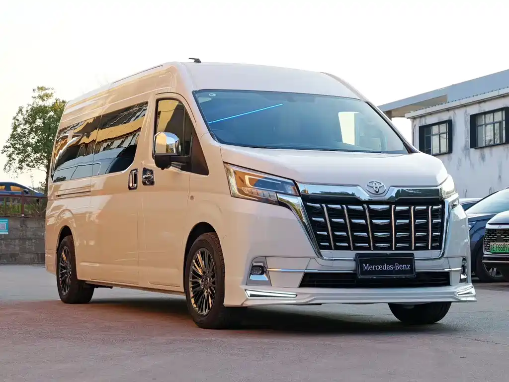 Toyota Hiace — фото 3