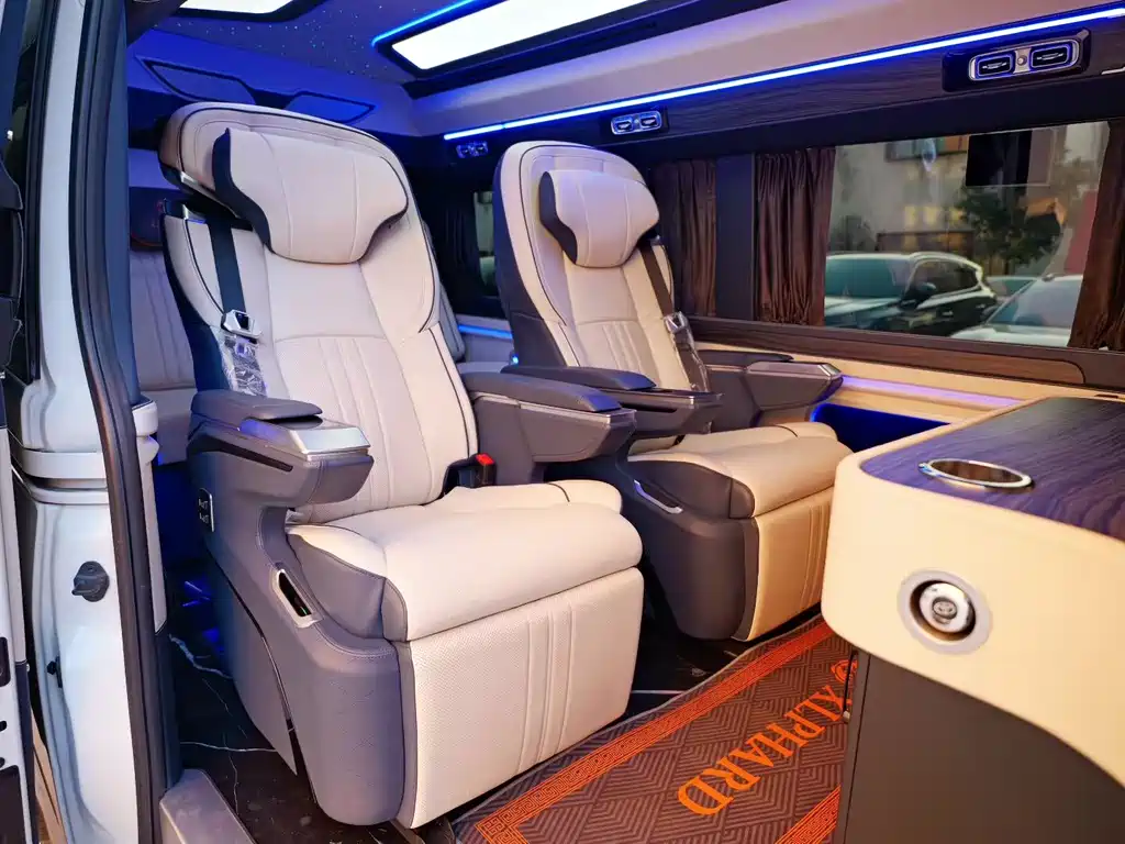 Toyota Hiace — фото 4