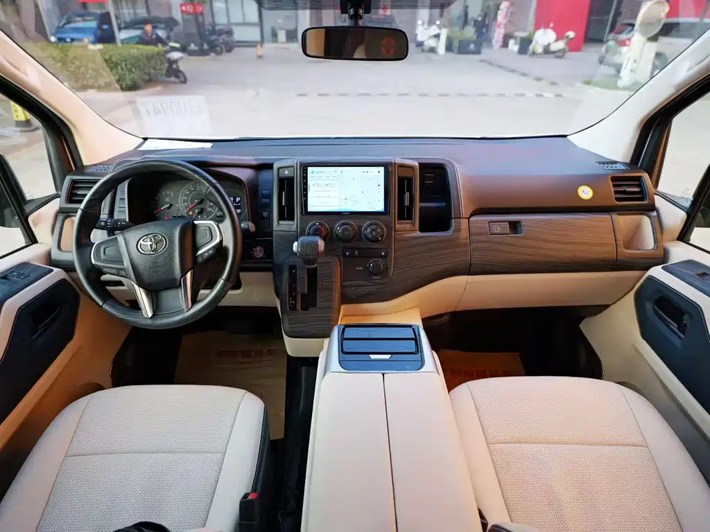 Toyota Hiace — фото 5