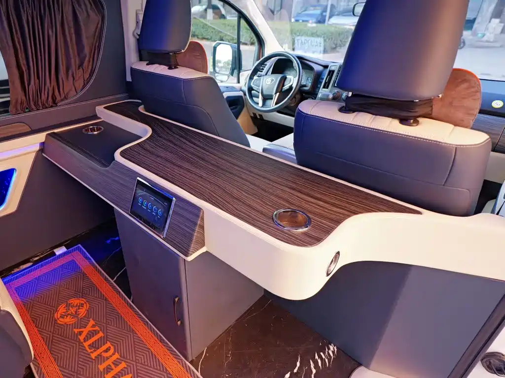 Toyota Hiace — фото 8