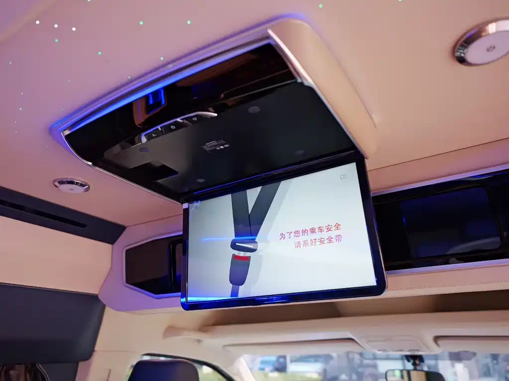 Toyota Hiace — фото 9
