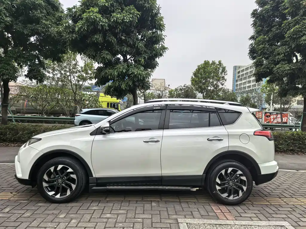 Toyota RAV4 — фото 3