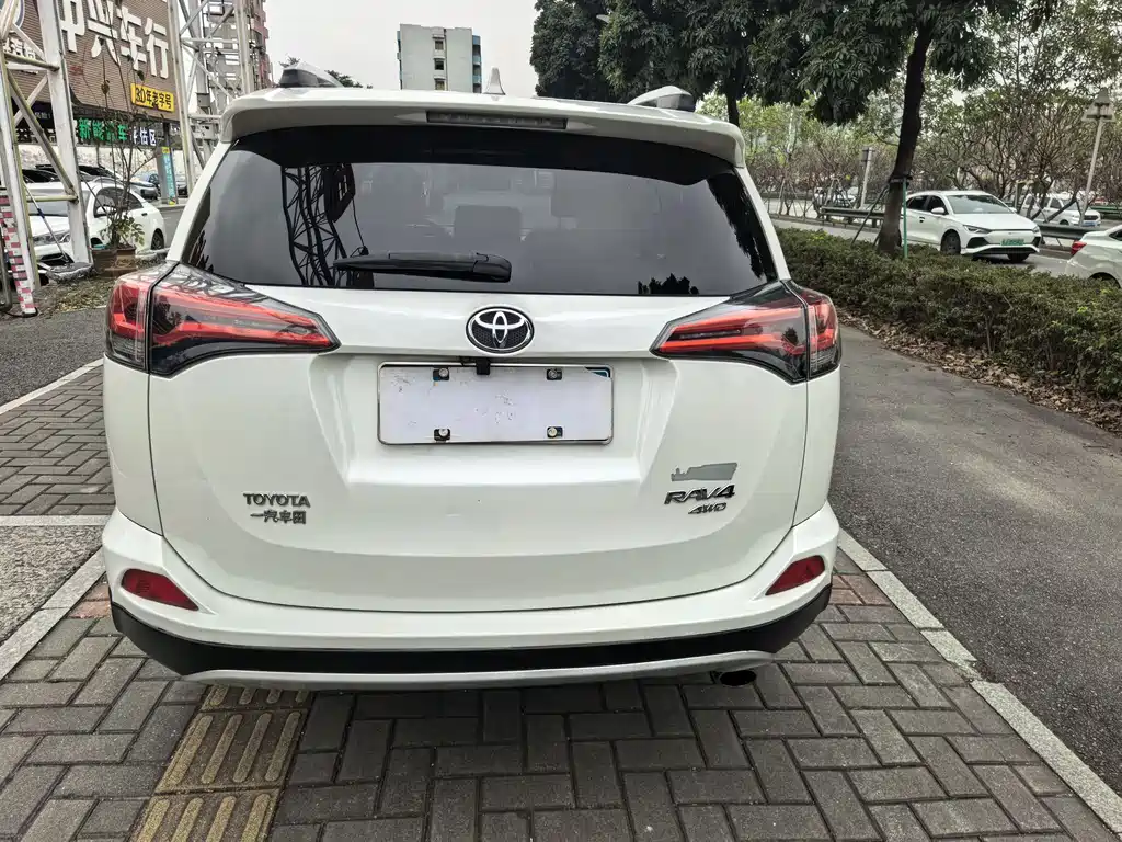 Toyota RAV4 — фото 5