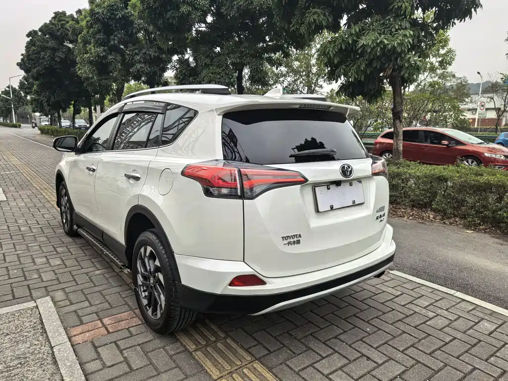 Toyota RAV4 — фото 6
