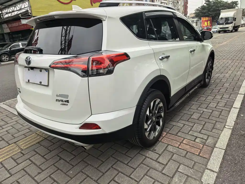 Toyota RAV4 — фото 9
