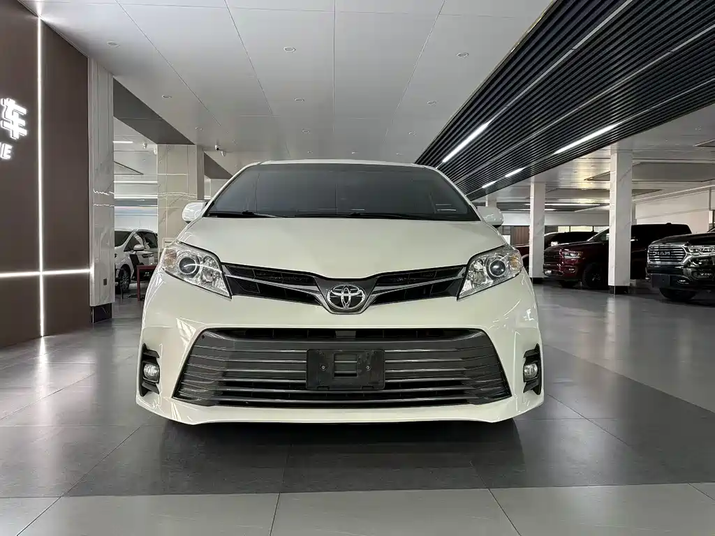 Toyota Sienna — фото 2