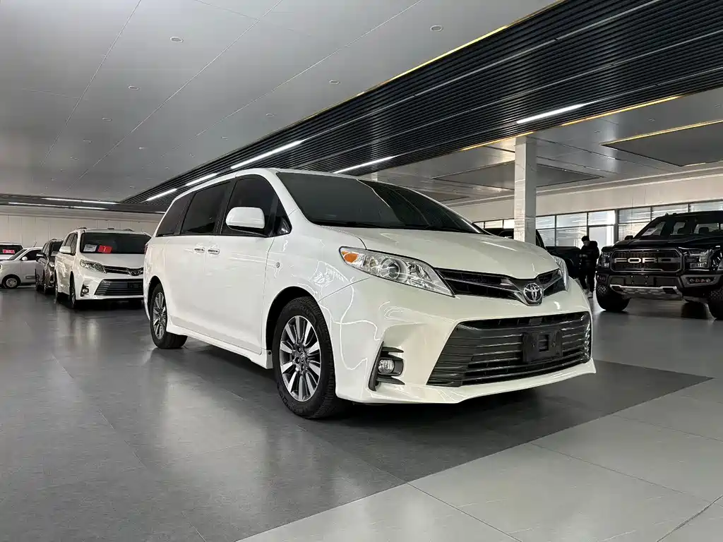 Toyota Sienna — фото 3
